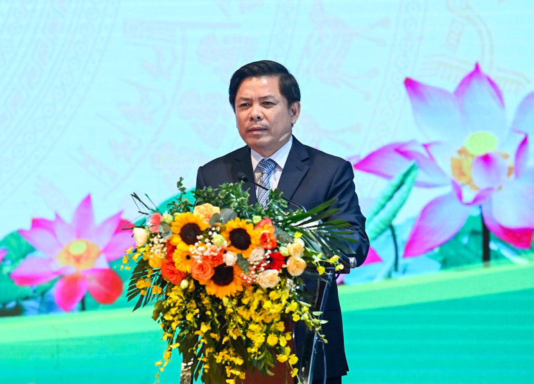 Bí thư Đảng ủy khối các cơ quan Trung ương Nguyễn Văn Thể phát biểu tại buổi lễ. (Ảnh: DUY LINH)