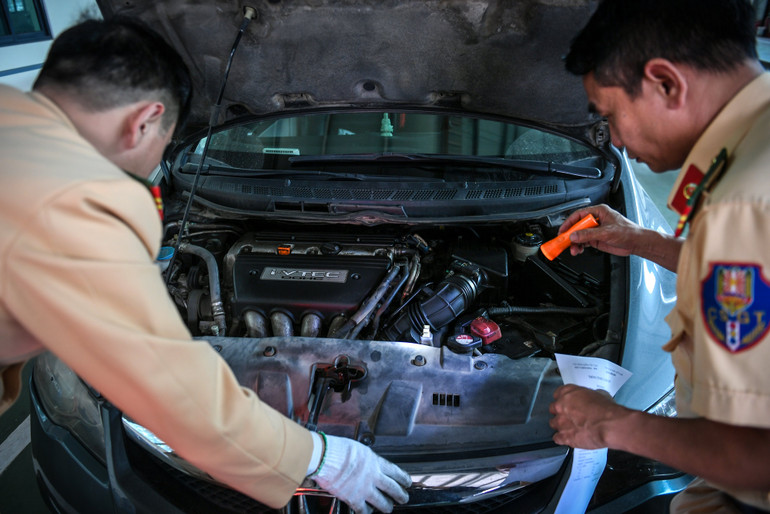 Chiến sĩ cảnh sát giao thông kiểm định phương tiện tại Trung tâm 29-03S.