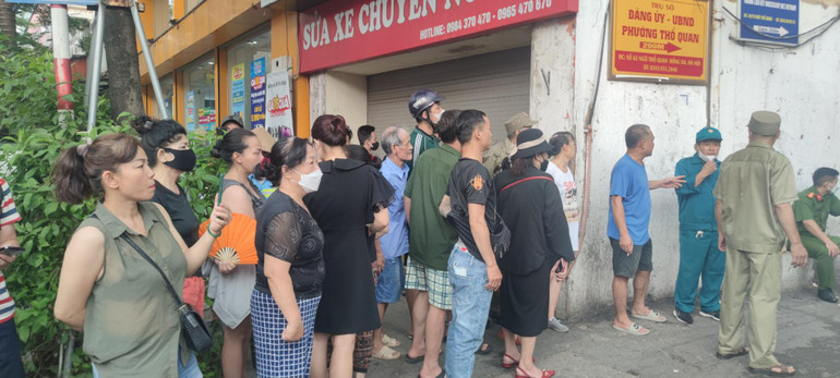 Các nhân chứng cho hay, vào thời điểm sự việc xảy ra, bên trong nhà vẫn còn có 3 người bị mắc kẹt.