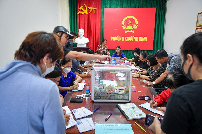 Tới chiều tối 15/9, lượng người đến ủng hộ các nạn nhân vẫn rất đông.