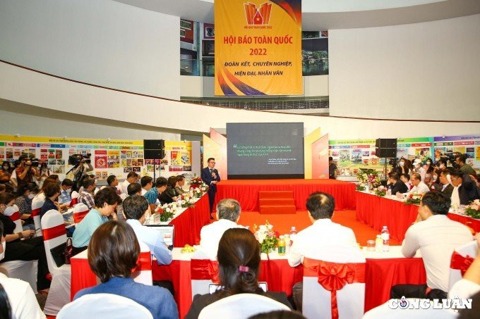Quang cảnh Diễn đàn "Chuyển đổi số để phục vụ bạn đọc tốt hơn" được tổ chức trong khuôn khổ Hội Báo toàn quốc 2022.