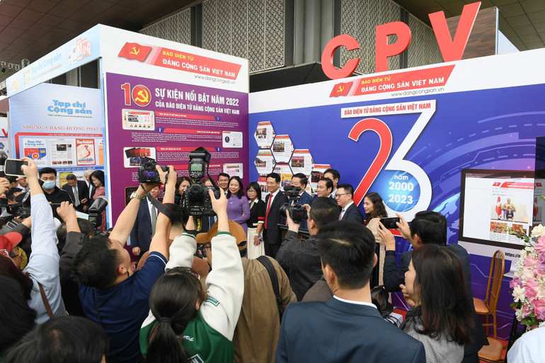 Tác nghiệp tại Hội Báo toàn quốc 2023.