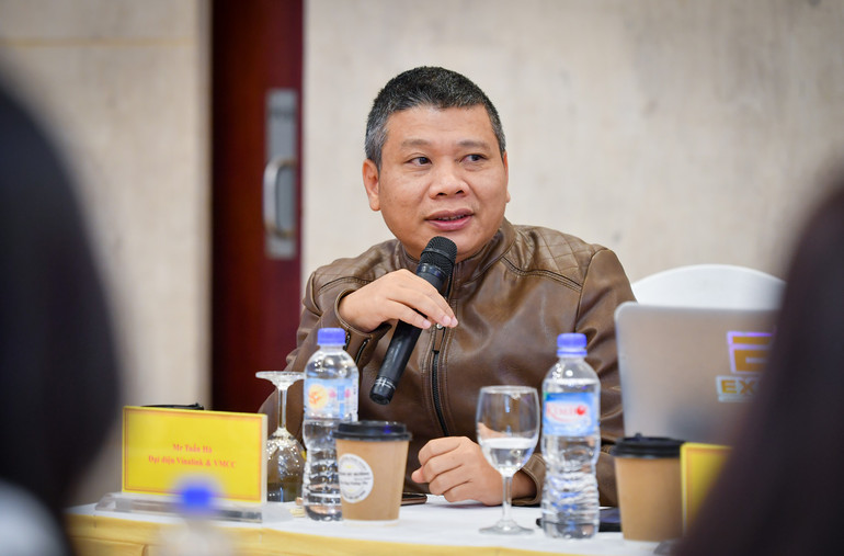 Ông Tuấn chia sẻ cách phòng, chống bạo lực trên không gian mạng tại buổi tọa đàm.