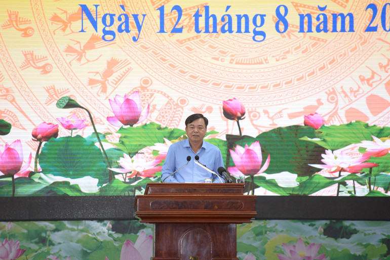 Lãnh đạo Bộ Nông nghiệp và Phát triển nông thôn báo cáo tại cuộc họp.