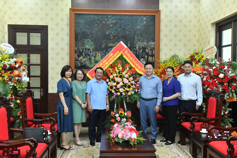 Đồng chí Hầu A Lềnh, Ủy viên Trung ương Đảng, Bộ trưởng, Chủ nhiệm Ủy ban Dân tộc tặng hoa chúc mừng Báo Nhân Dân nhân dịp kỷ niệm 98 năm Ngày Báo chí cách mạng Việt Nam. (Ảnh: ĐĂNG KHOA)