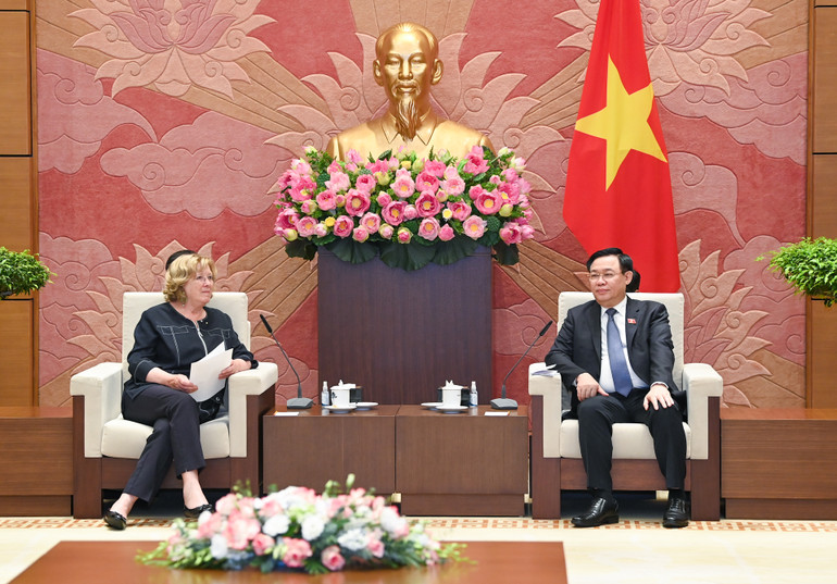 Chủ tịch Quốc hội Vương Đình Huệ phát biểu tại buổi tiếp Chủ tịch Nhóm Nghị sĩ hữu nghị Pháp - Việt Nam Catherine Deroche. (Ảnh Duy Linh)