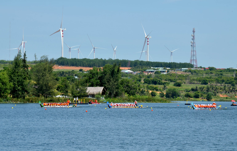 Các đội thi đấu cự ly 200m, nội dung thuyền 20 tay chèo nam. (Ảnh: Đình Châu)
