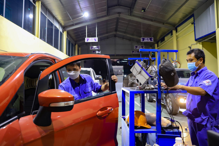 Đăng kiểm viên làm việc hết công suất. Đăng kiểm viên làm việc hết công suất.