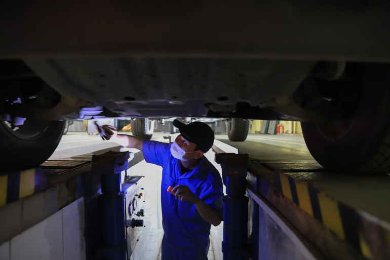 Để tránh việc phải quay đi quay lại đăng kiểm vì những lỗi sơ đẳng, khách hàng nên chủ động kiểm tra, đưa xe đi bảo dưỡng trước khi tới các trung tâm. Để tránh việc phải quay đi quay lại đăng kiểm vì những lỗi sơ đẳng, khách hàng nên chủ động kiểm tra, đưa xe đi bảo dưỡng trước khi tới các trung tâm.