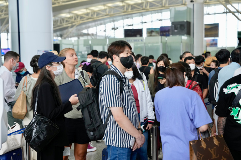 Hành khách làm thủ tục tại sân bay Quốc tế Nội Bài, chiều 28/4.