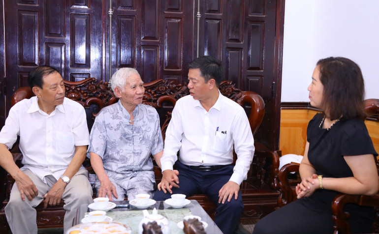 Đồng chí Vũ Trọng Lâm, Giám đốc - Tổng Biên tập Nhà xuất bản Chính trị Quốc gia Sự thật tới thăm và tặng quà cho một số gia đình chính sách tại thành phố Điện Biên Phủ.