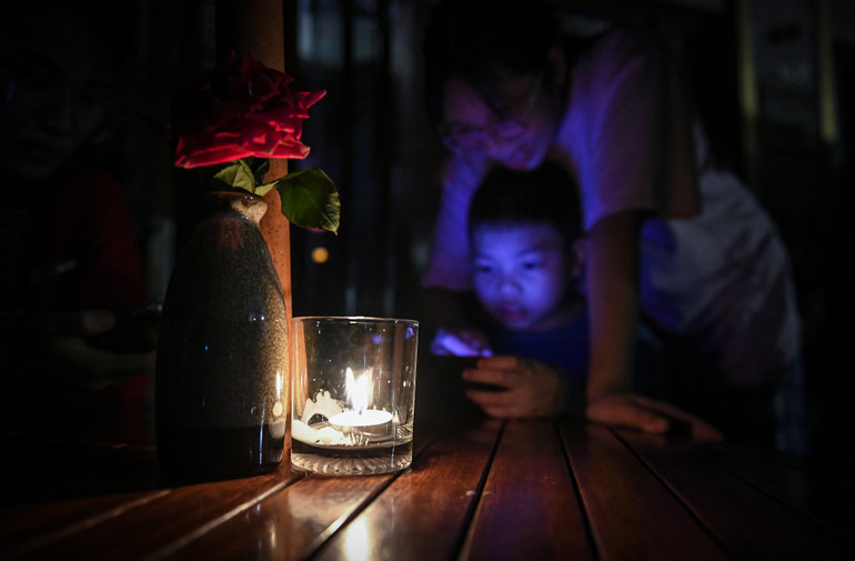 Mỗi ngọn nến là một thông điệp ý nghĩa để giữ cho Trái đất xanh hơn trong tương lai.