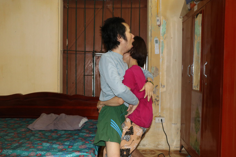 Chị Trang đỡ anh Trung trở dậy mỗi buổi sáng...