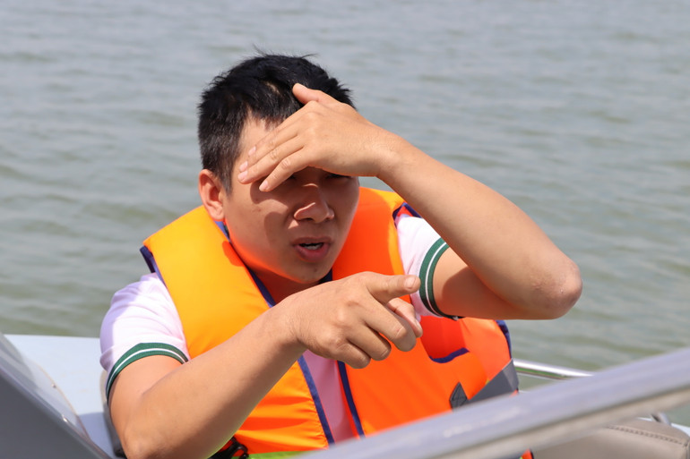 Thuyền trưởng ĐN 0288 Nguyễn Trường Chinh tại hiện trường vụ tai nạn.