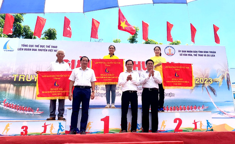 Ban Tổ chức trao các giải Nhất, Nhì, Ba toàn đoàn cho các đoàn TP Hồ Chí Minh, Thái Nguyên, Bình Thuận. (Ảnh: Ban Tổ chức)