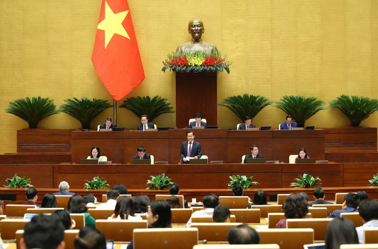 Phó Thủ tướng Chính phủ Lê Minh Khái trả lời chất vấn trước Quốc hội một số nội dung liên quan lĩnh vực kinh tế tổng hợp. (Ảnh: VGP)