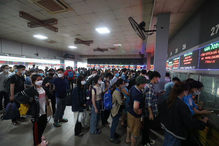 Theo thống kê của các bến xe, lượng hành khách trong chiều 28/4 đã tăng mạnh so các ngày trước đó.