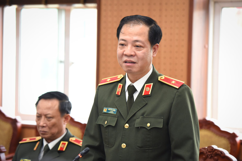 Thiếu tướng Trần Hải Quân, Tư lệnh Bộ Tư lệnh Cảnh vệ bày tỏ niềm vui mừng, xúc động khi được đón đoàn công tác của Báo Nhân Dân sang chúc mừng nhân dịp kỷ niệm 70 năm Ngày thành lập lực lượng Cảnh vệ Công an nhân dân. (Ảnh: Thành Đạt)