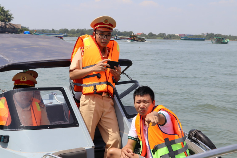 Cảnh sát xác định vị trí xảy ra vụ tai nạn.