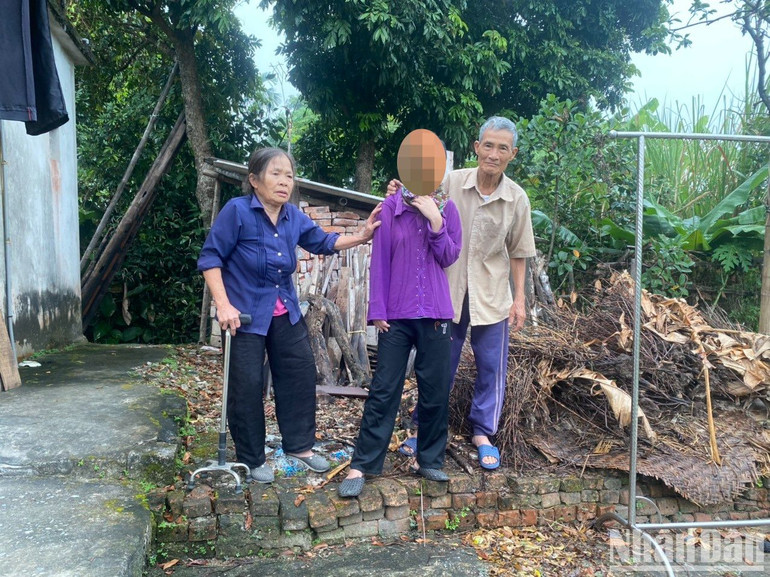 Ông Trần Quốc Thảo (xã Trung Lương) vẫn phải ở nhà người con trai lớn để chăm sóc cô con gái bị nhiễm chất độc da cam.