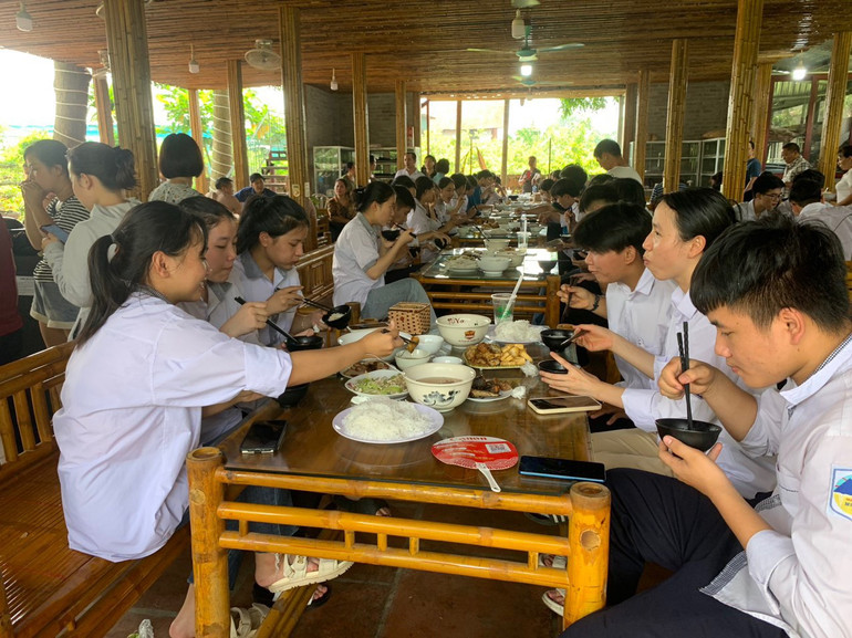 Niềm vui của các thí sinh bên mâm cơm ấm cúng trưa 29/6 tại xã Xuân Quang, Sóc Sơn, Hà Nội.