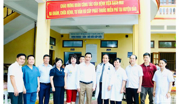 Đoàn công tác của Bệnh viện Bạch Mai khám chữa bệnh tại Trung tâm Y tế quân dân y huyện đảo bạch Long Vĩ.