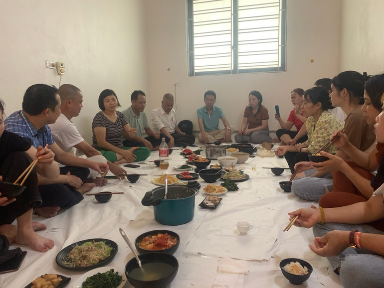 Bữa cơm miễn phí dành cho sĩ tử tại xã Xuân Giang, Sóc Sơn, Hà Nội.