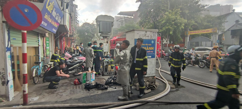 Do đám cháy xảy ra tại ngõ sâu nên công tác cứu nạn, cứu hộ gặp khá nhiều khó khăn.
