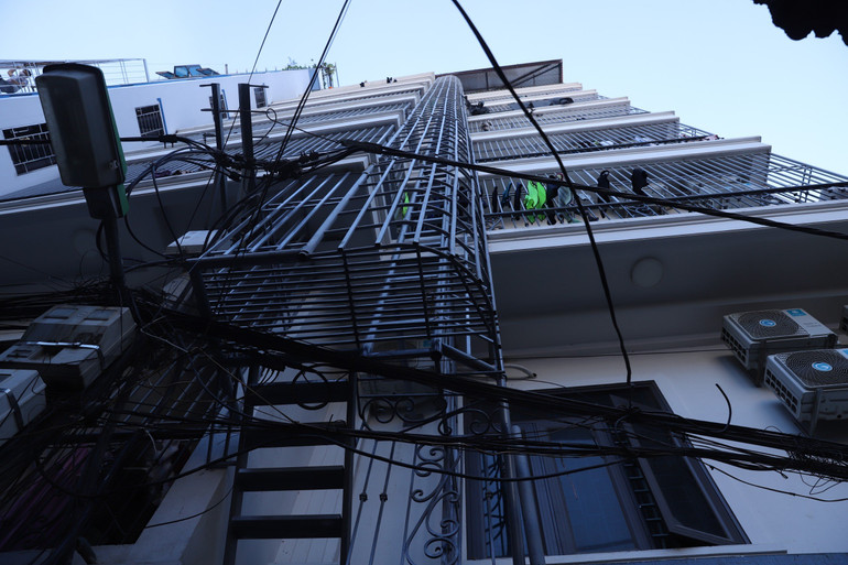 Theo ông Lăng, hệ thống cầu thang thoát hiểm dọc theo sườn các toà nhà trọ chưa phải là lối thoát hiểm thứ hai theo quy định hiện hành. Theo ông Lăng, hệ thống cầu thang thoát hiểm dọc theo sườn các toà nhà trọ chưa phải là lối thoát hiểm thứ hai theo quy định hiện hành.