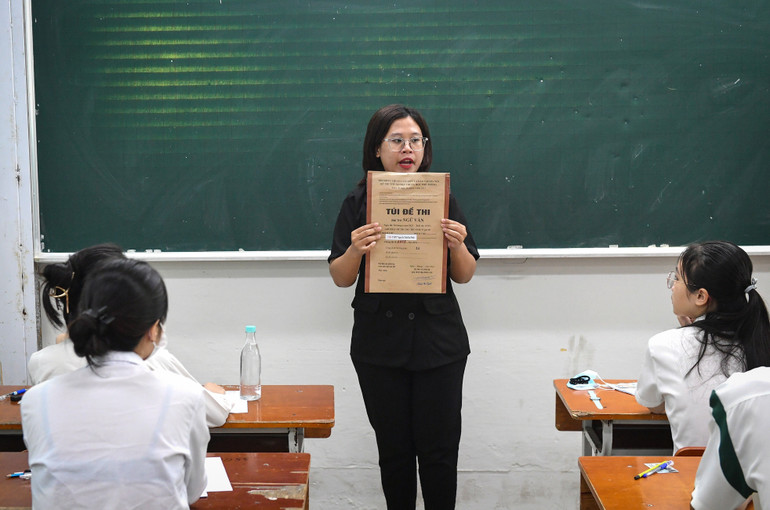 Kỳ thi Tốt nghiệp Trung học phổ thông được đánh giá là kỳ thi quan trọng nhất của thí sinh sau 12 năm miệt mài đèn sách khi kết quả thi không chỉ để xét công nhận tốt nghiệp mà còn được nhiều trường đại học sử dụng để xét tuyển đầu vào. (Ảnh: Thành Đạt)