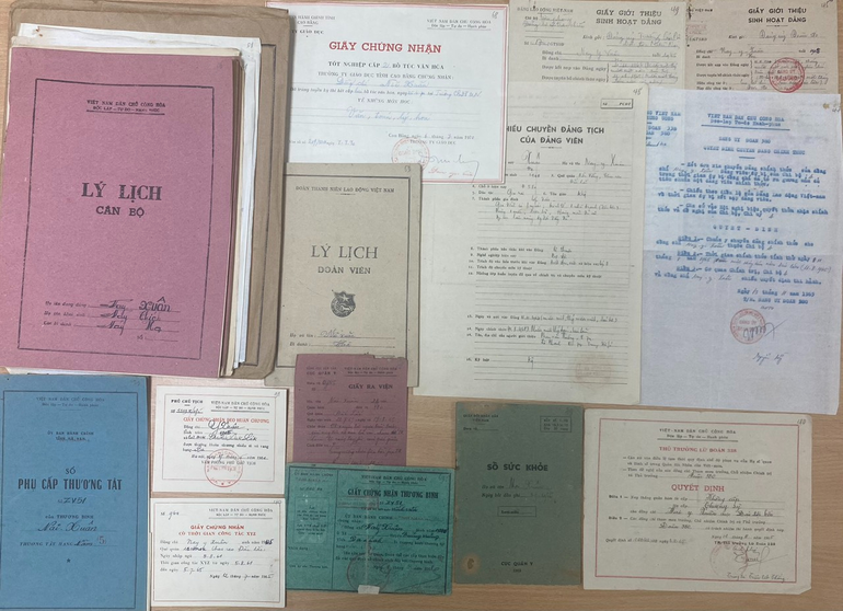 Một số giấy tờ trong Hồ sơ, kỷ vật của cán bộ đi B Niê Y Xuân (Đắk Lắk) Một số giấy tờ trong Hồ sơ, kỷ vật của cán bộ đi B Niê Y Xuân (Đắk Lắk)