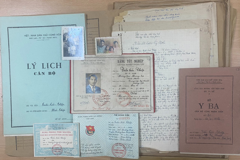 Một số giấy tờ trong Hồ sơ, kỷ vật của cán bộ đi B Trần Hữu Thiệp (Thừa Thiên-Huế) Một số giấy tờ trong Hồ sơ, kỷ vật của cán bộ đi B Trần Hữu Thiệp (Thừa Thiên-Huế)