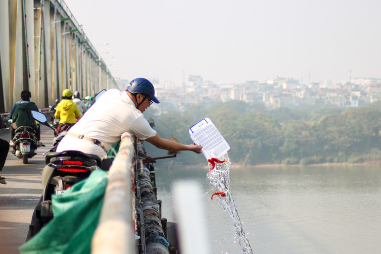 Phóng sinh cá từ độ cao hàng chục mét. (Ảnh: Nhật Quang) Phóng sinh cá từ độ cao hàng chục mét. (Ảnh: Nhật Quang)