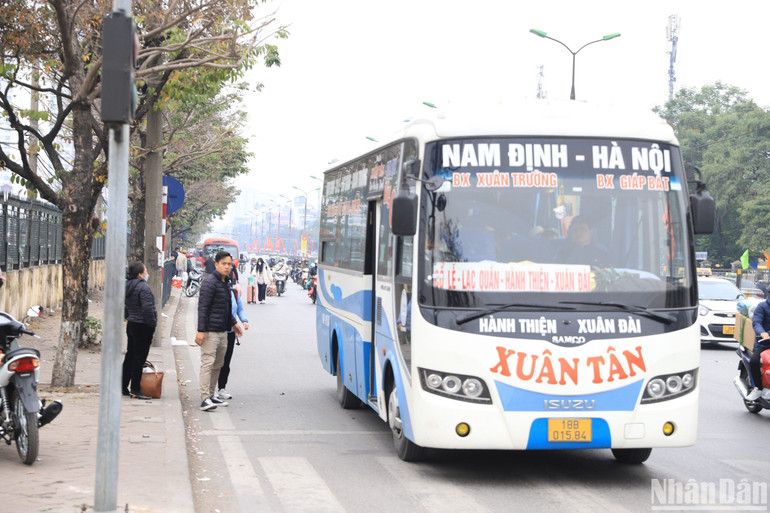 Năng lực vận chuyển và chất lượng dịch vụ vận tải đường bộ, đường sắt và hàng không cơ bản đã đáp ứng nhu cầu đi lại của người dân trong dịp Tết.