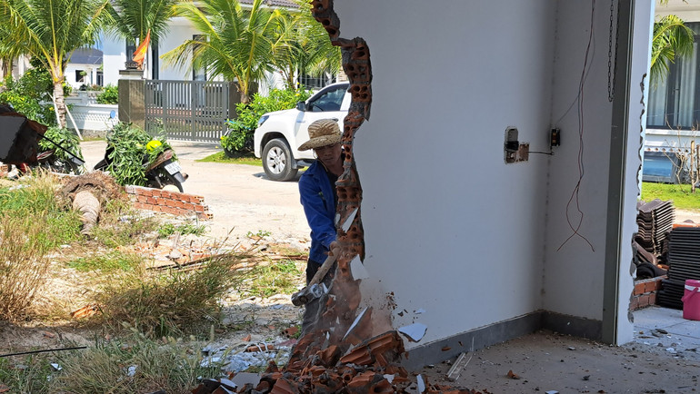 Công nhân đập phá một căn căn biệt thự vi phạm.