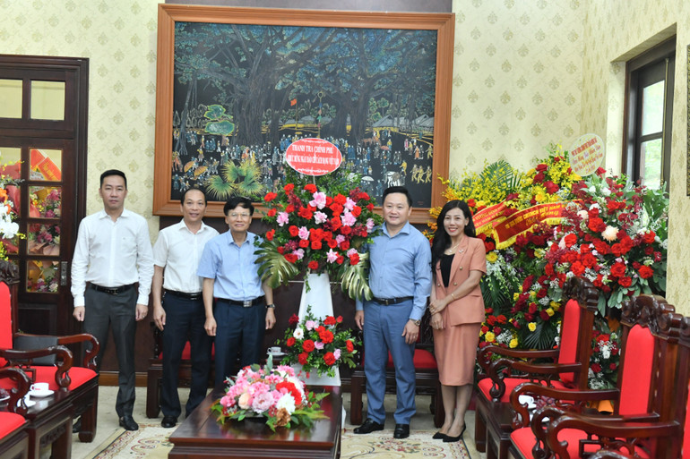 Đoàn đại biểu Thanh tra Chính phủ chúc mừng Báo Nhân Dân. (Ảnh: ĐĂNG KHOA)