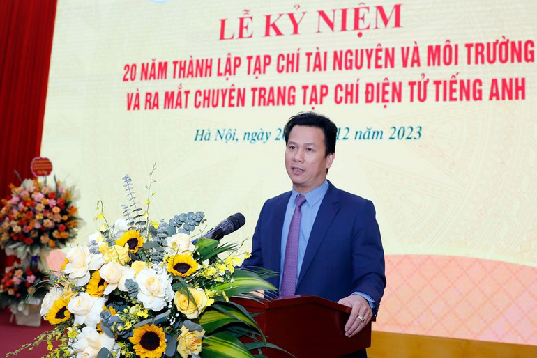 Đồng chí Đặng Quốc Khánh, Bộ trưởng Tài nguyên và Môi trường ghi nhận, biểu dương và nhiệt liệt chúc mừng những kết tập thể lãnh đạo, phóng viên, biên tập viên của Tạp chí đạt được trong 20 năm qua.