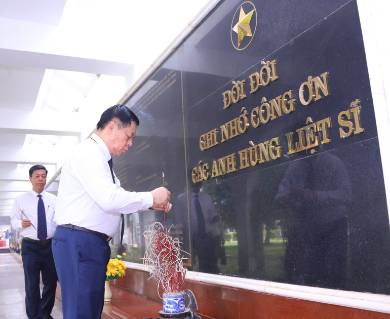 Đồng chí Nguyễn Trọng Nghĩa, Bí thư Trung ương Đảng, Trưởng Ban Tuyên giáo Trung ương dâng hương viếng các anh hùng liệt sĩ tại Nghĩa trang liệt sĩ Đồi A1.