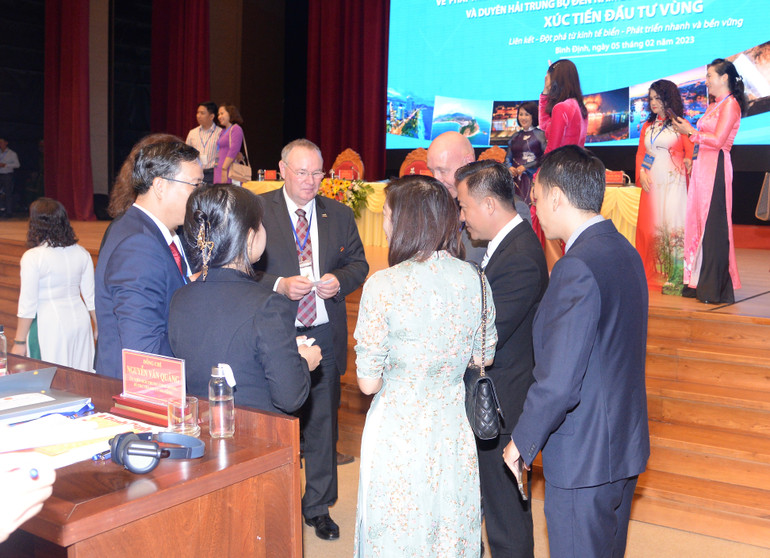 Các đại biểu trong nước và nước ngoài trao đổi tại hội nghị.