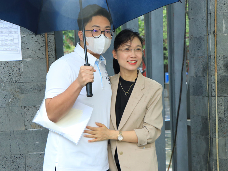 Sự xuất hiện của cô Bình đã giúp các học sinh tự tin hơn với phần làm bài của mình. Sự xuất hiện của cô Bình đã giúp các học sinh tự tin hơn với phần làm bài của mình.