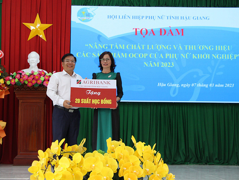 Tặng học bổng cho học sinh có hoàn cảnh khó khăn