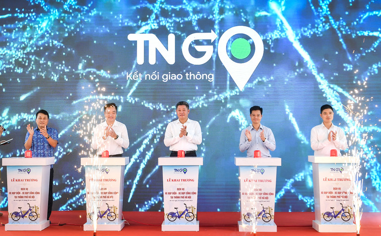 Đại diện thành phố Hà Nội và công ty Trí Nam ấn nút khai trương dịch vụ xe đạp điện-xe đạp công cộng tại Hà Nội. (Ảnh: Thành Đạt)