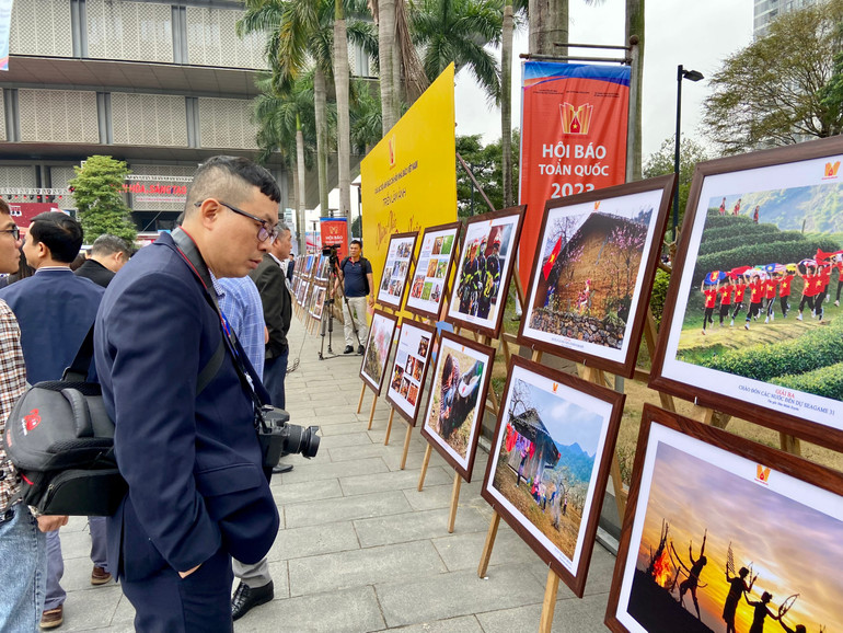 Công chúng báo chí tham quan tại triển lãm.