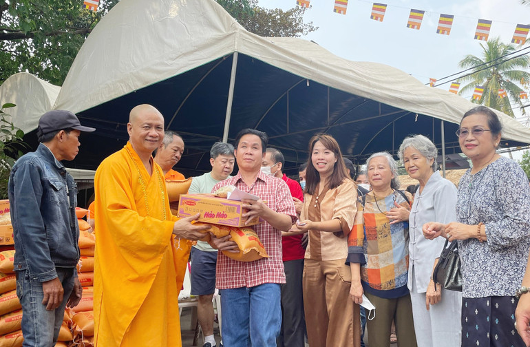 Trao quà cho những người dân Lào có hoàn cảnh đặc biệt khó khăn. (Ảnh: Hải Tiến)