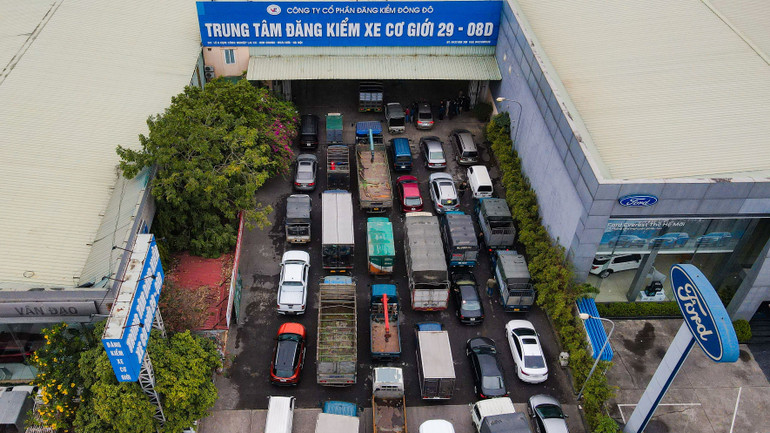 Nhiều chủ phương tiện như anh Tuấn, anh Vinh đã phải tìm trạm đăng kiểm khác khi sắp tới lượt khi Trung tâm 29-08D bất ngờ dừng hoạt động vào sáng nay, 13/3.