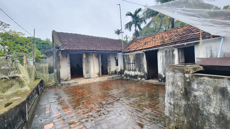 Hai mẹ con bà Bồ Thị Gái sống chung trong căn nhà cũ kỹ, rộng chỉ vỏn vẹn 15m2