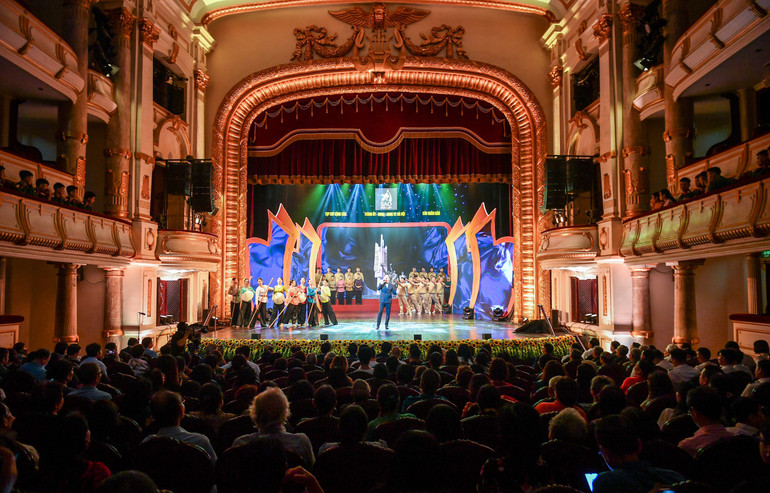 Toàn cảnh chương trình nghệ thuật Sao Độc lập. (Ảnh: THÀNH ĐẠT) Toàn cảnh chương trình nghệ thuật Sao Độc lập. (Ảnh: THÀNH ĐẠT)