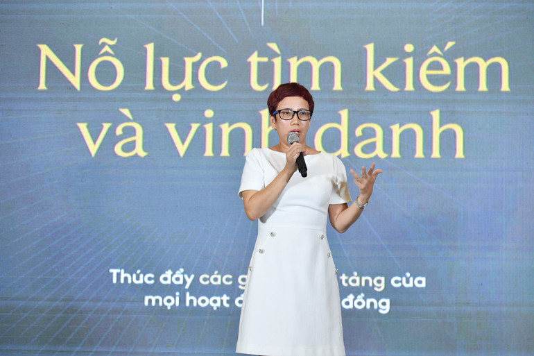 Bà Trần Mai Anh, đại diện Ban Giám khảo Giải thưởng Hành động vì cộng đồng trình bày tại lễ công bố. (Ảnh: Thành Đạt)