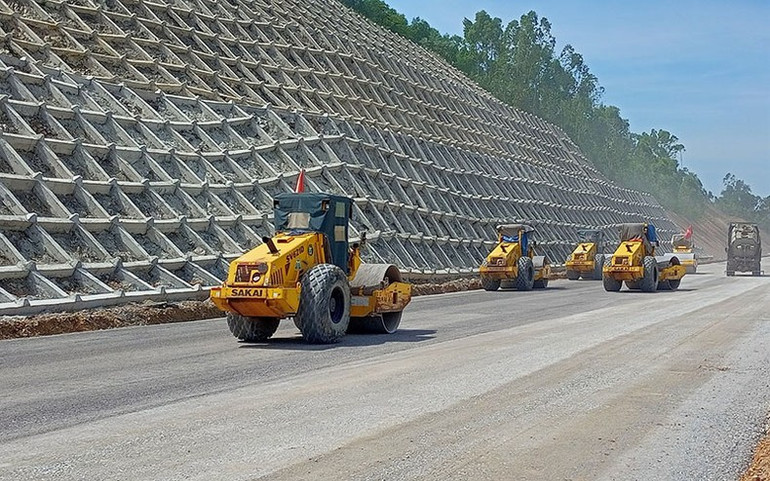 Công nhân vận hành lu, lèn những đoạn đường cuối cùng tại phía nam hầm Trường Vinh thuộc dự án Nghi Sơn-Diễn Châu.