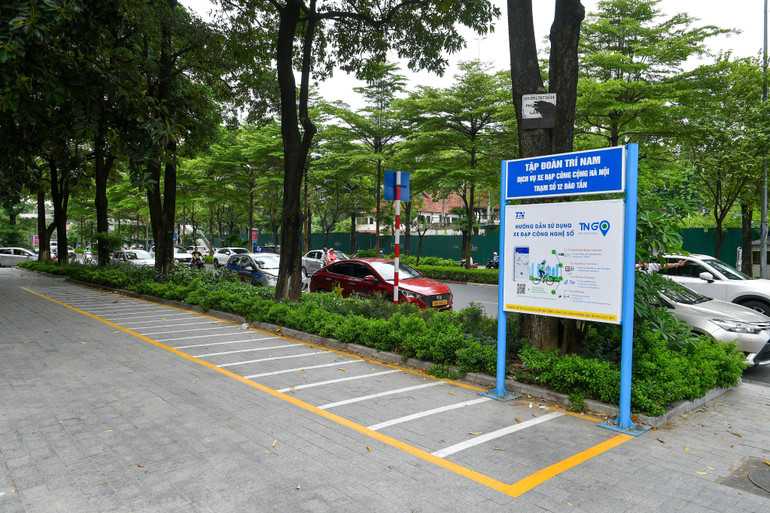 Một trạm dừng vẫn vắng bóng xe đạp công cộng tại phố Đào Tấn, Hà Nội. (Ảnh: Thành Đạt)